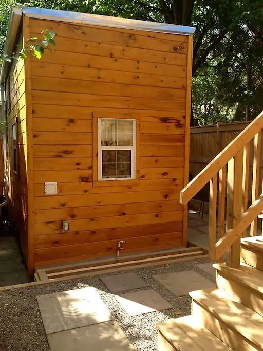 Guest house Tiny House Toronto Hotel